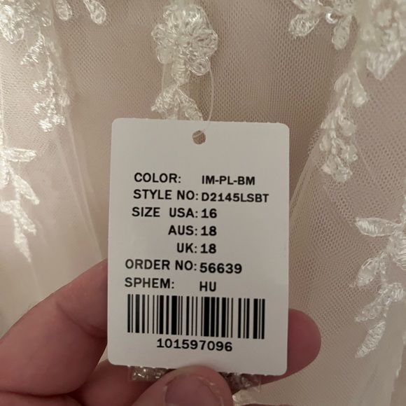 Wedding dress (someone please buy I’m begging) - Picture 10 of 16